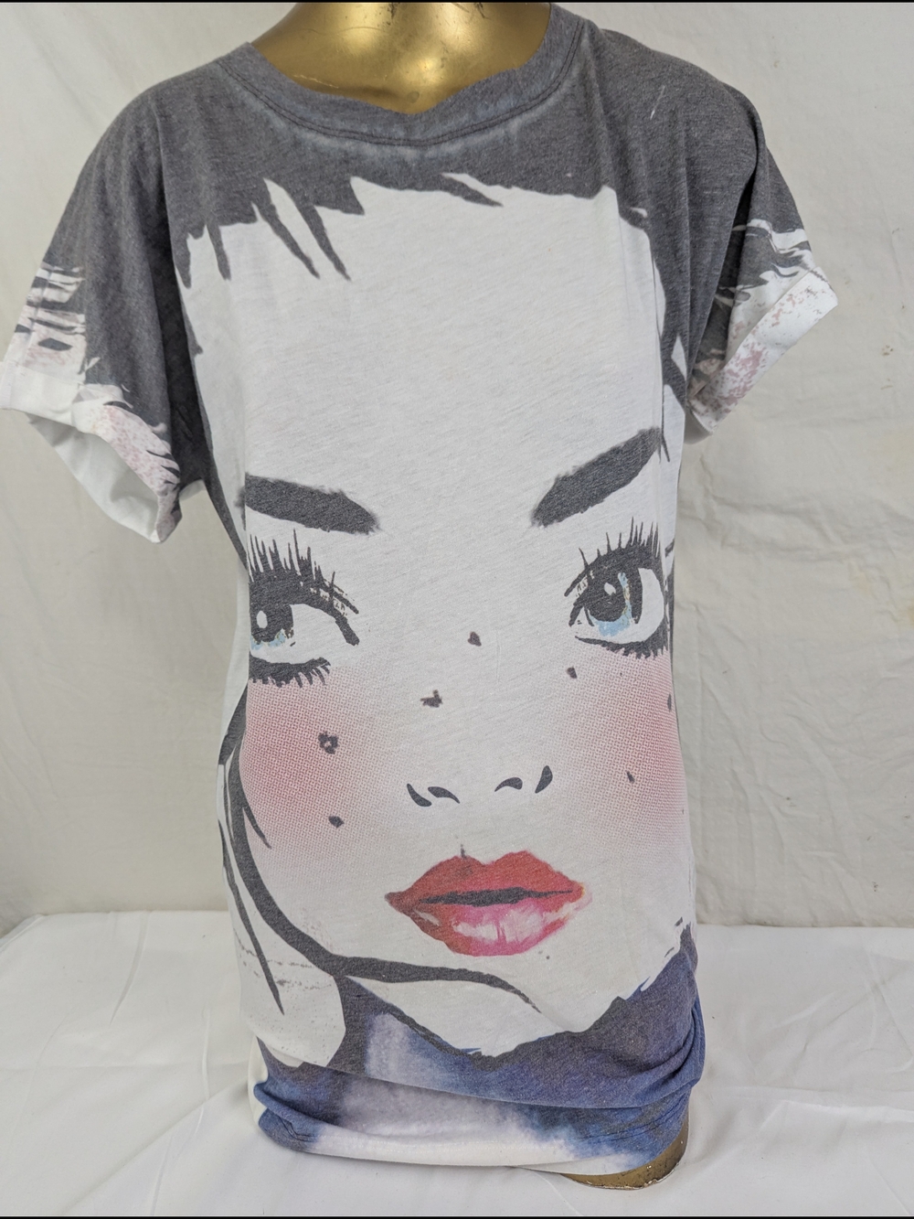 Bold Beautiful NWOT White Tee With An Edgy Anime Feminine Vibe Medium